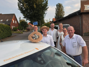 Foto (v. l.): Mirko Deichmöller, Jan Harking, Brautpaar Hermann und Nicole Blommel, Diana Deichmöller, Rainer Hoge